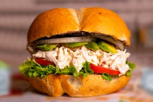 Pan con Pollo Especial
